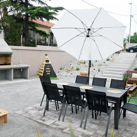 Commodious House In With 5 Bedrooms Villa *