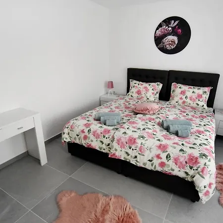 Commodious House In With 5 Bedrooms Villa