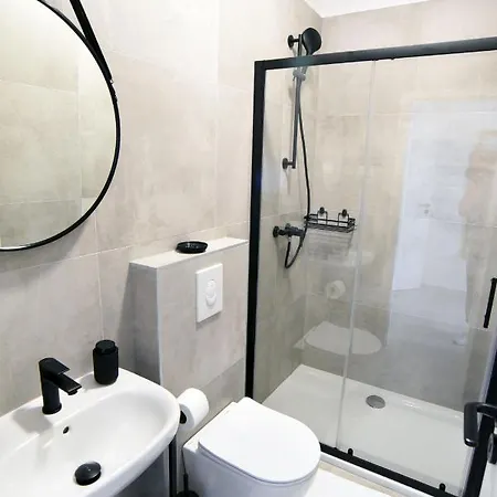 Commodious House In With 5 Bedrooms Vila *