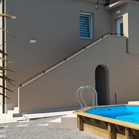 Commodious House In With 5 Bedrooms *