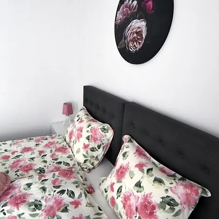 Commodious House In With 5 Bedrooms Villa