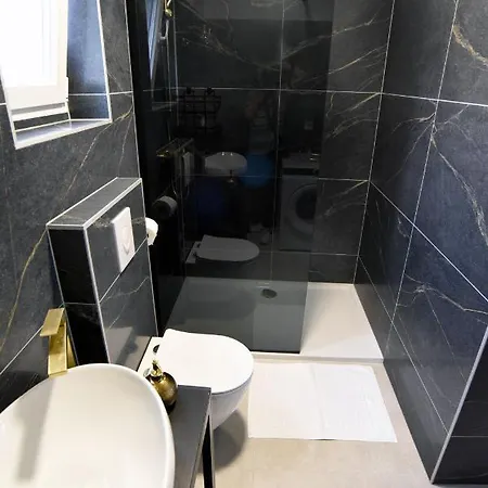 Commodious House In With 5 Bedrooms Villa *