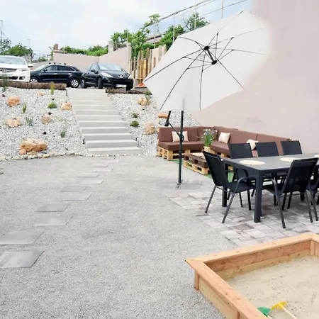 Commodious House In With 5 Bedrooms Vila *