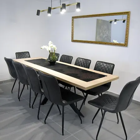 Commodious House In With 5 Bedrooms Vila