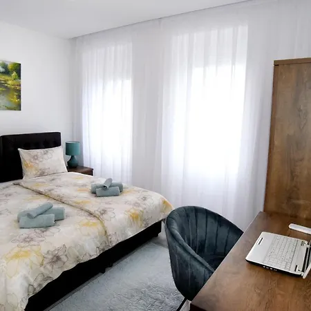 Commodious House In With 5 Bedrooms Villa *