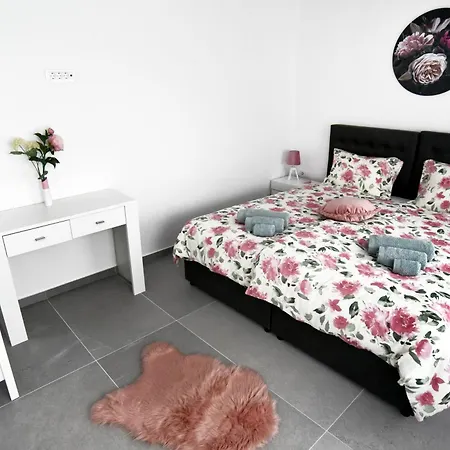 Commodious House In With 5 Bedrooms Villa