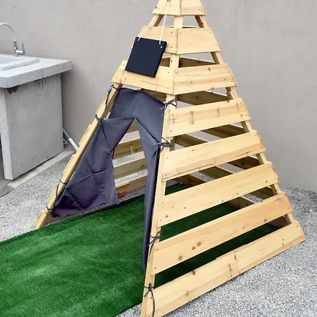 Commodious House In With 5 Bedrooms