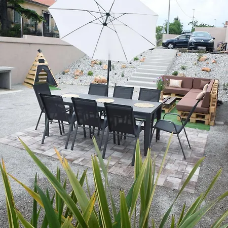 Commodious House In With 5 Bedrooms Rijeka