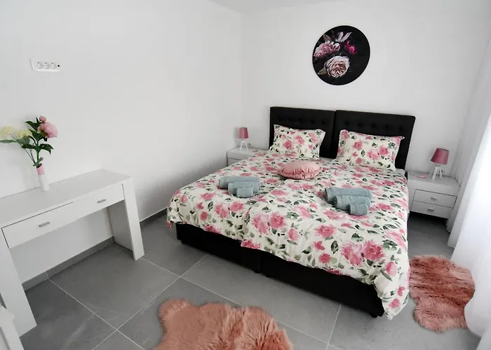 Commodious House In With 5 Bedrooms Villa