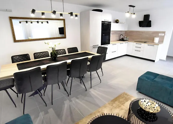 Commodious House In With 5 Bedrooms *