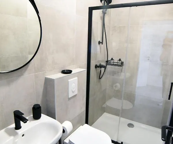 Commodious House In With 5 Bedrooms Villa *