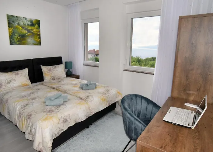 Commodious House In With 5 Bedrooms