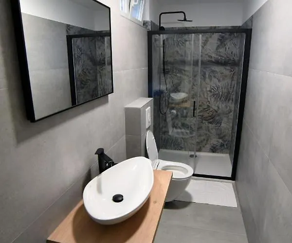 Villa Commodious House In With 5 Bedrooms Rijeka