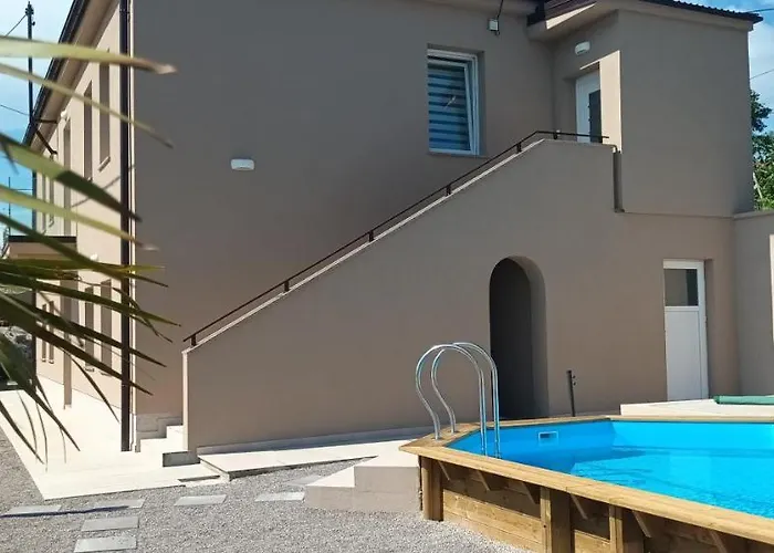 Commodious House In With 5 Bedrooms *