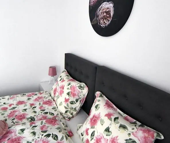 Commodious House In With 5 Bedrooms Villa