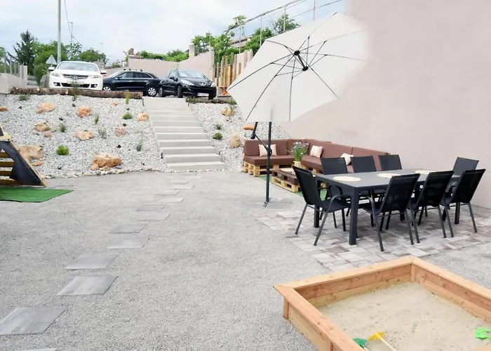 Commodious House In With 5 Bedrooms Villa *