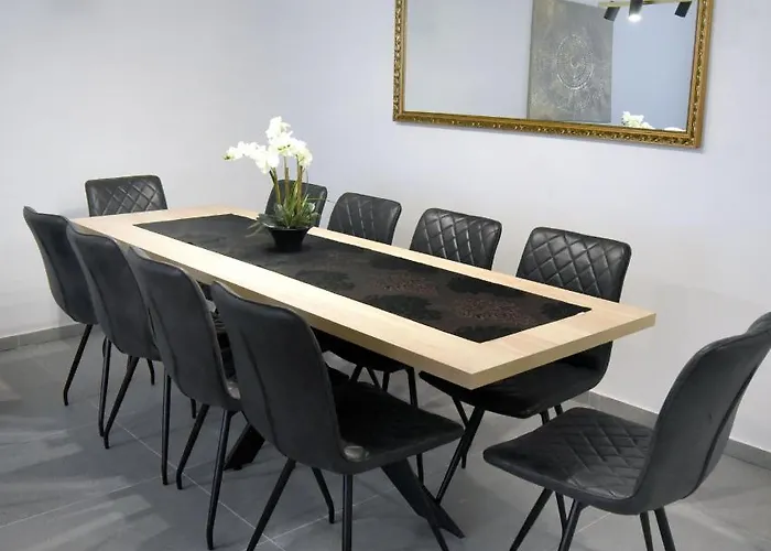 Commodious House In With 5 Bedrooms Villa