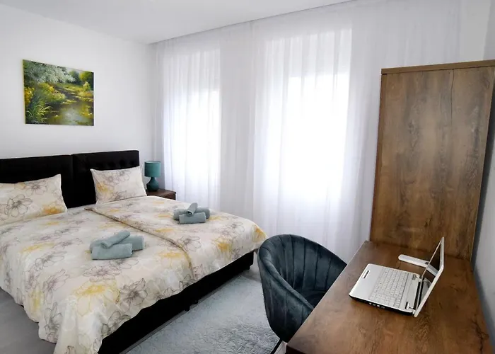 Commodious House In With 5 Bedrooms Villa *