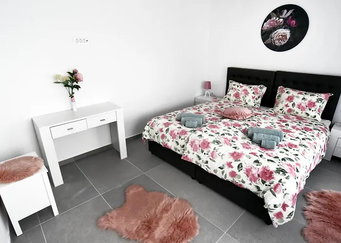 Commodious House In With 5 Bedrooms Villa