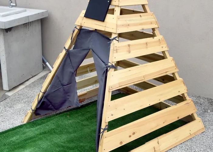 Commodious House In With 5 Bedrooms