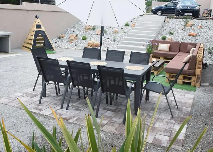 Commodious House In With 5 Bedrooms Rijeka