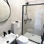 Commodious House In With 5 Bedrooms Villa *