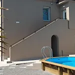 Commodious House In With 5 Bedrooms *