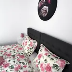 Commodious House In With 5 Bedrooms Villa