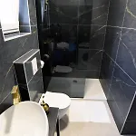 Commodious House In With 5 Bedrooms Villa *