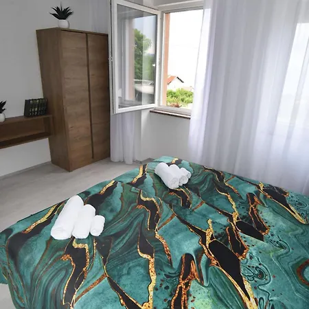 Commodious House In With 5 Bedrooms *