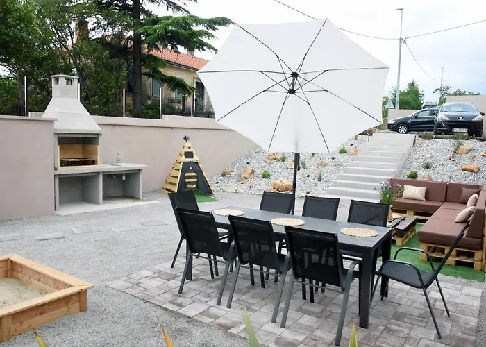 Commodious House In With 5 Bedrooms Vila *