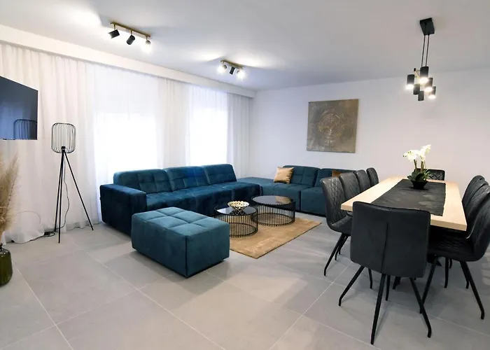Vila Commodious House In With 5 Bedrooms