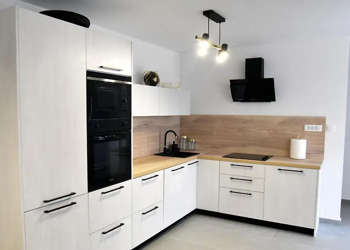 Commodious House In With 5 Bedrooms 리예카