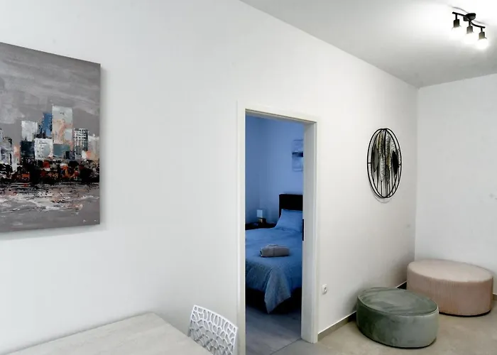 Commodious House In With 5 Bedrooms *