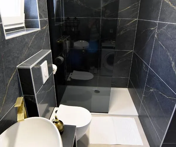 Commodious House In With 5 Bedrooms 빌라 *